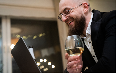Vin d'honneur avec coupes de champagne et petits fours